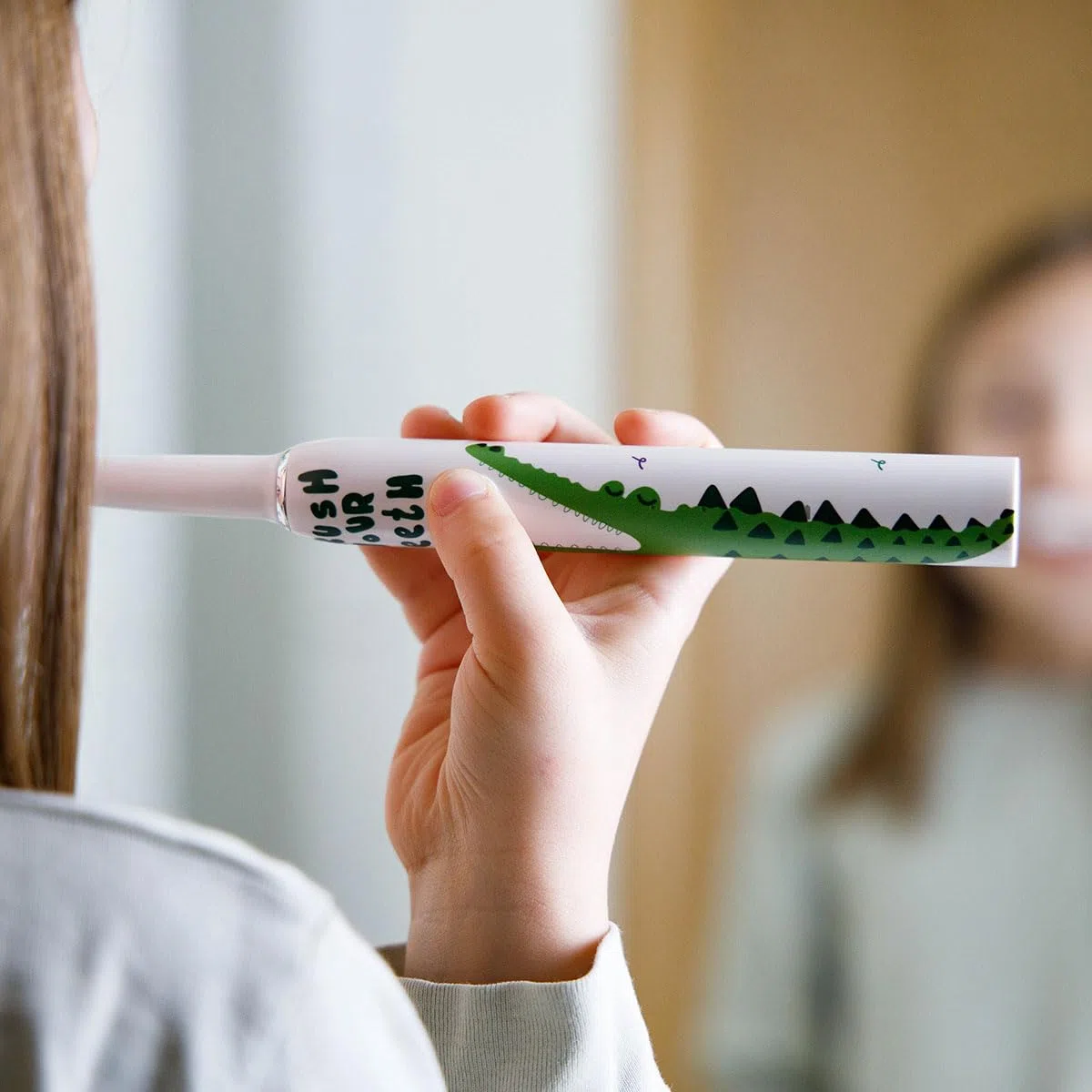 innoGIO Cepillo de Dientes Eléctrico Infantil GIOsonic Crocodile - Recargable USB Inlcuido, Mango Silicona, 3 Modos, Temporizador 2 min, Apto Niños entre 3 y 12 años, Verde (4 Cabezales Incluidos)